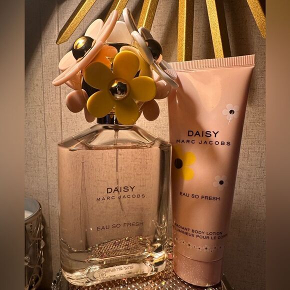 Marc Jacobs Daisy Eau So Fresh 4.2 oz Eau de Toilette & Body Lotion Set … - Picture 12 of 17